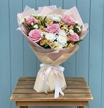 Букет цветов из:  Гвоздики, Орхидеи и Розы в Сибирском