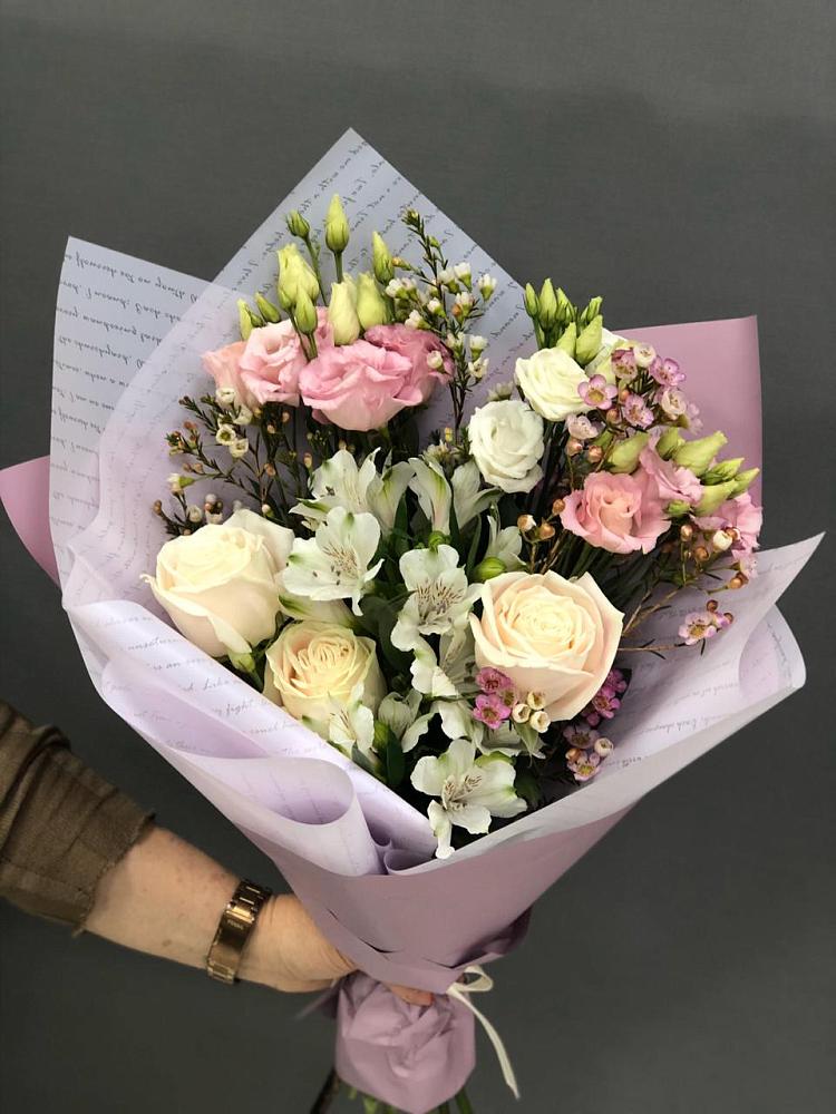 Букет цветов из: Альстромерии, Розы и Лизиантусы в Сибирском