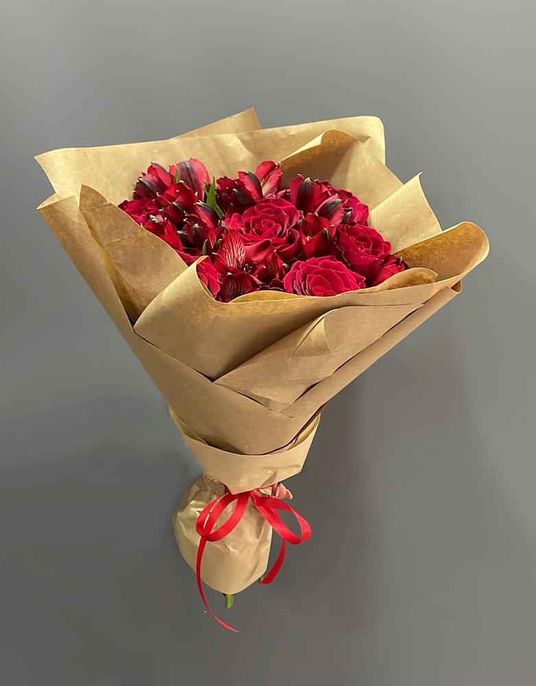 Букет цветов из: Альстромерии и Розы в Сибирском