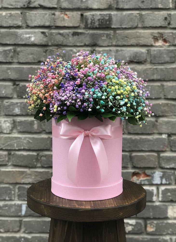Цветочная композиция из Гипсофила и Розы в шляпной коробке в Сибирском