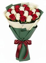 Букет Микс из красных и белых роз в Сибирском