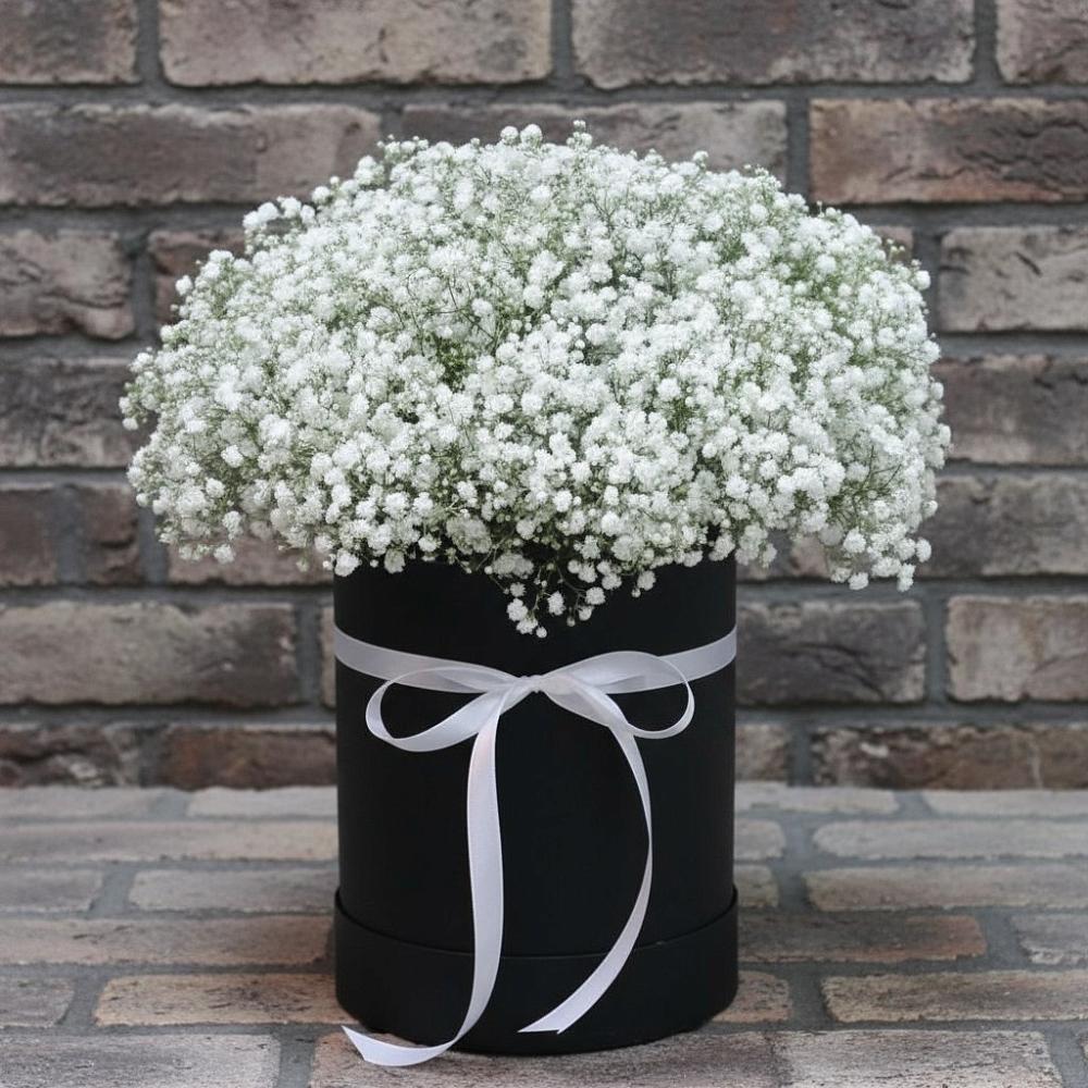 Цветочная композиция из Гипсофила в шляпной коробке в Сибирском