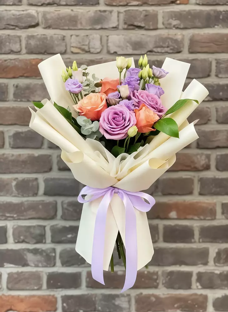 Букет цветов из: Лизиантусы и Розы в Сибирском