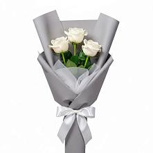 Букет 3 белые розы в Сибирском