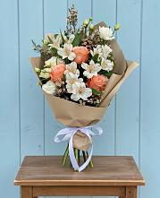 Букет цветов из:  Альстромерии, Лизиантусы, Розы и Хризантемы в Сибирском