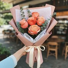 Букет цветов из:  Розы в Сибирском