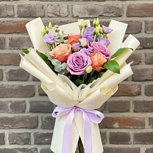 Букет цветов из:  Лизиантусы и Розы в Сибирском