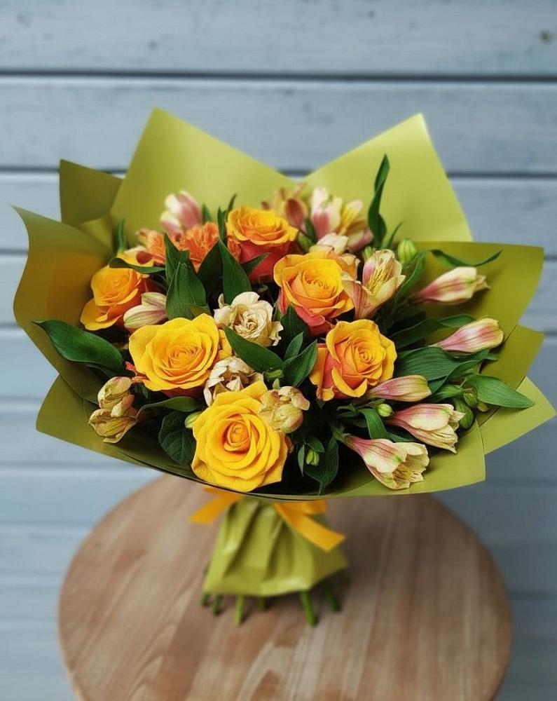 Букет цветов из: Альстромерии и Розы в Сибирском