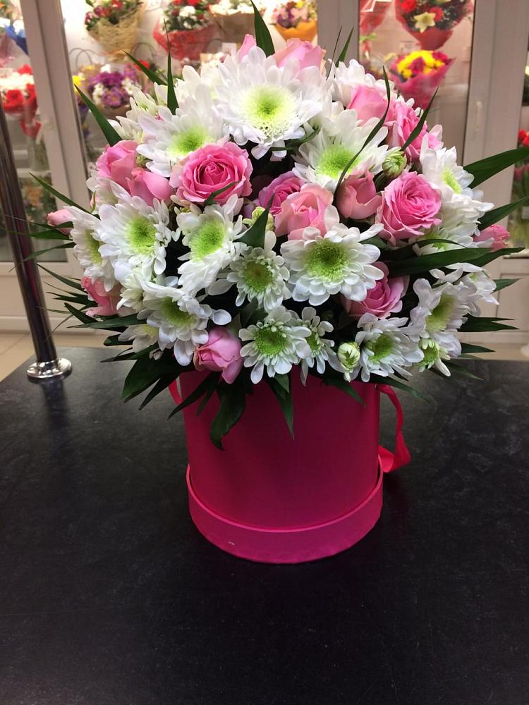 Цветочная композиция из Розы и Хризантемы в шляпной коробке в Сибирском