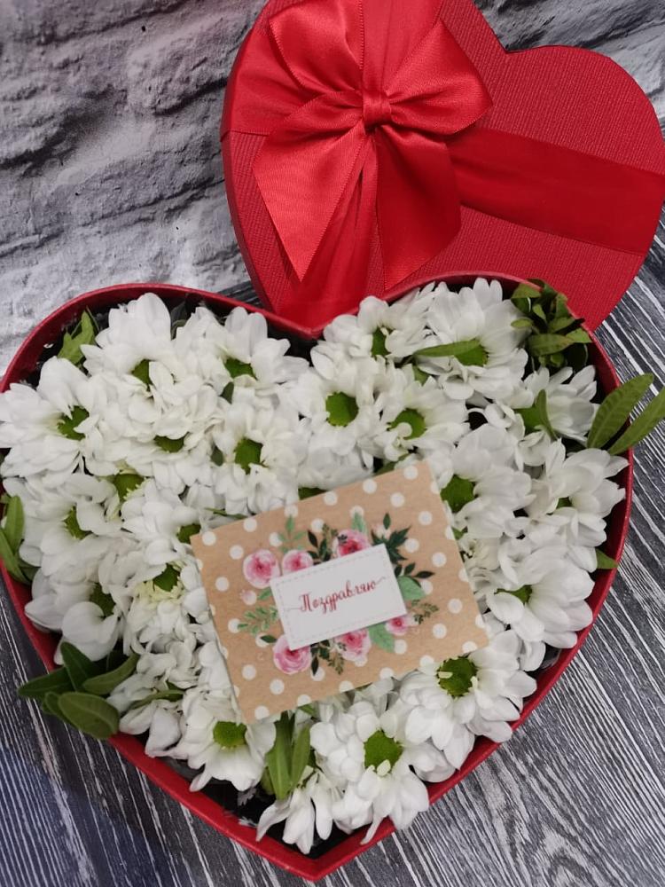 Цветочная композиция из Хризантемы в виде сердца в Сибирском