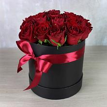 Цветочная композиция из Розы в шляпной коробке в Сибирском