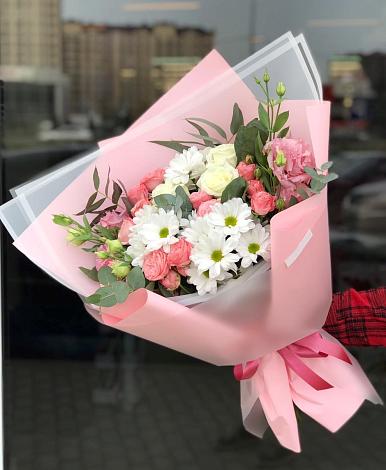 Букет цветов из: Розы, Лизиантусы и Хризантемы в Сибирском